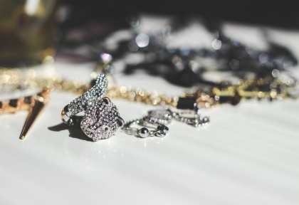 Vàng Ý Có Bị Đen Không? Giải Mã Nguyên Nhân & Cách Khắc Phục Hiệu Quả